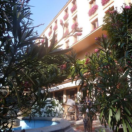 Hotel Centrál Šaľa Esterno foto