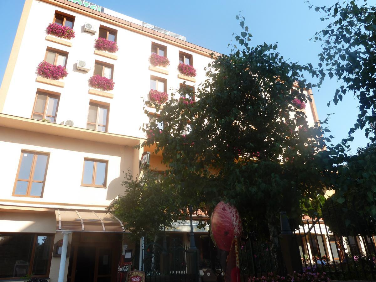 Hotel Centrál Šaľa Esterno foto
