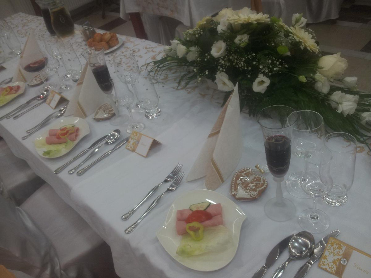 Hotel Centrál Šaľa Esterno foto