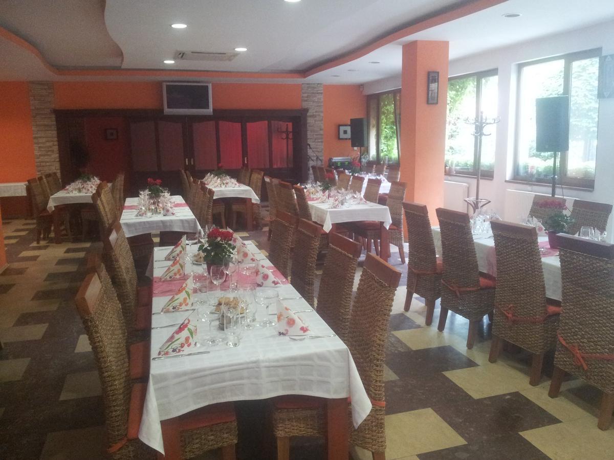 Hotel Centrál Šaľa Esterno foto