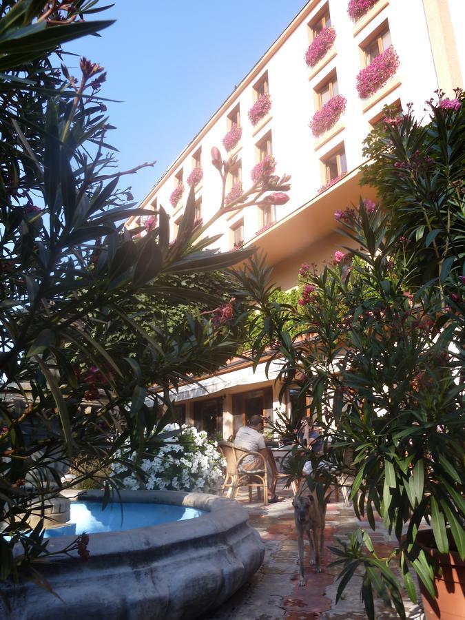 Hotel Centrál Šaľa Esterno foto