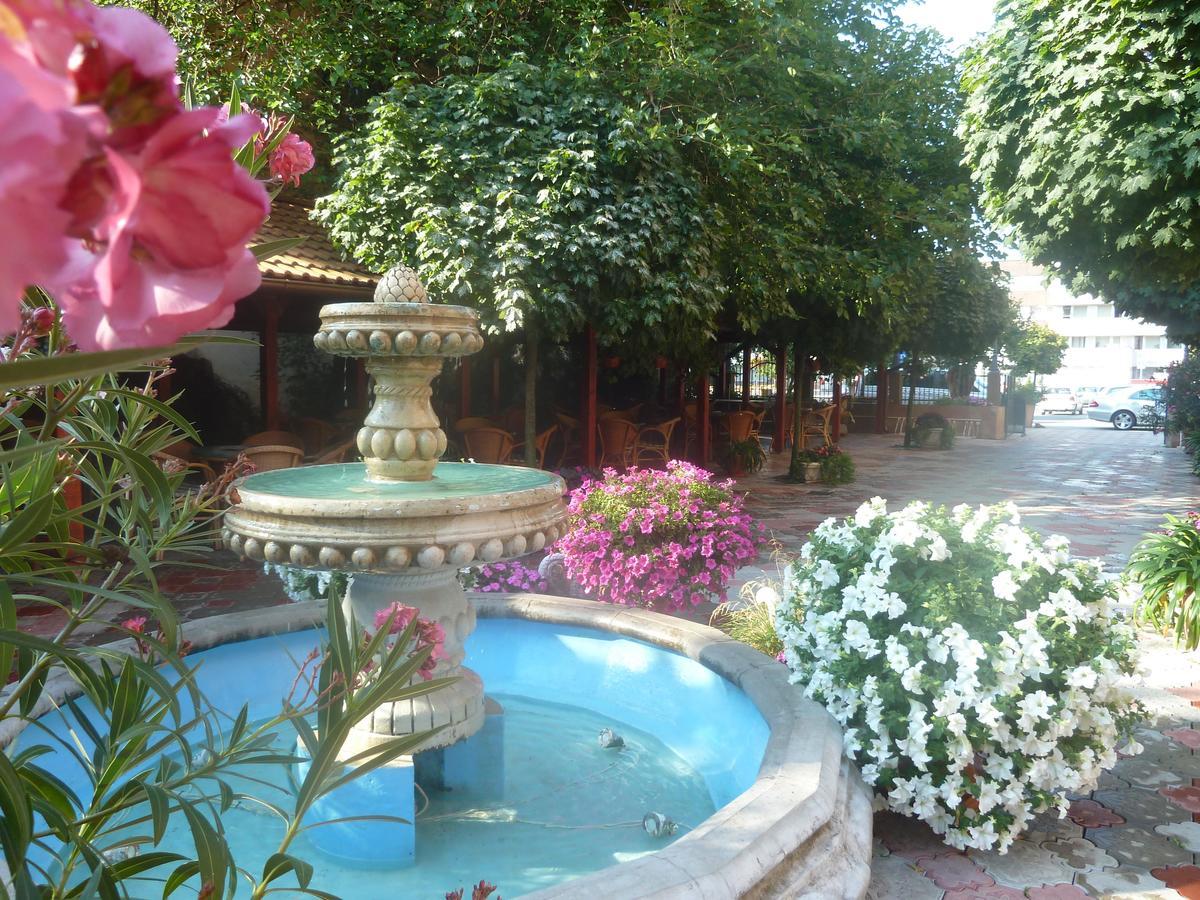 Hotel Centrál Šaľa Esterno foto