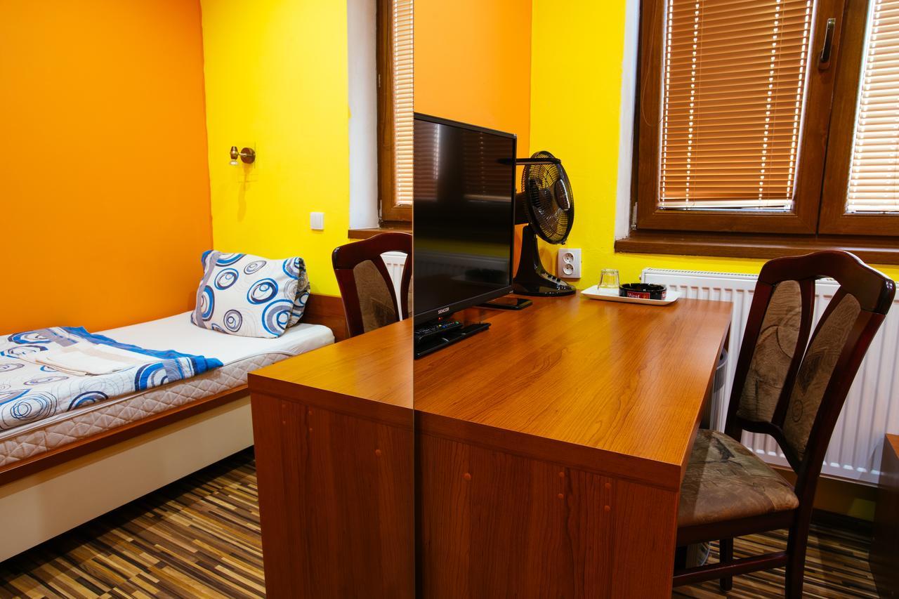 Hotel Centrál Šaľa Esterno foto