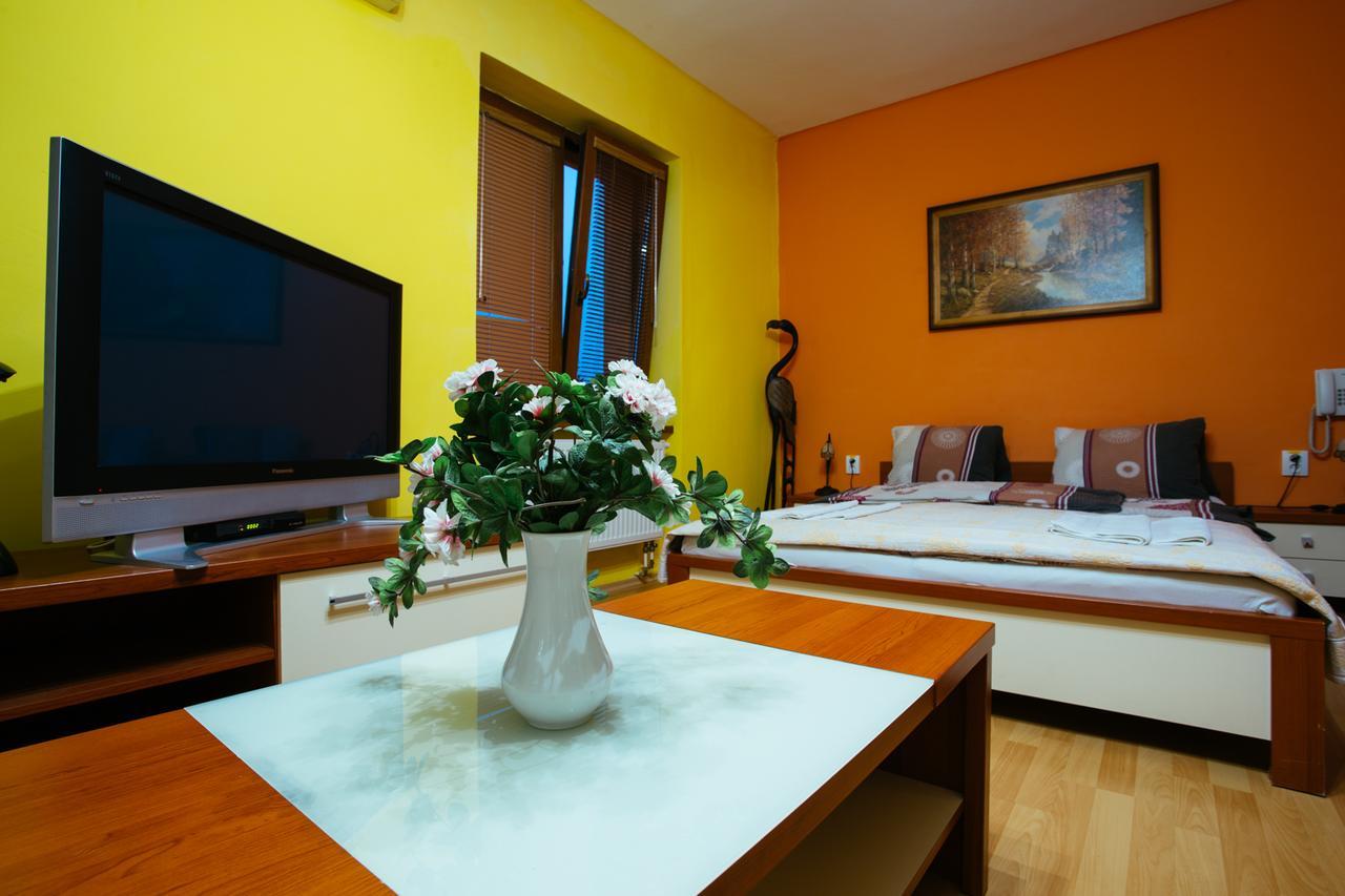 Hotel Centrál Šaľa Esterno foto