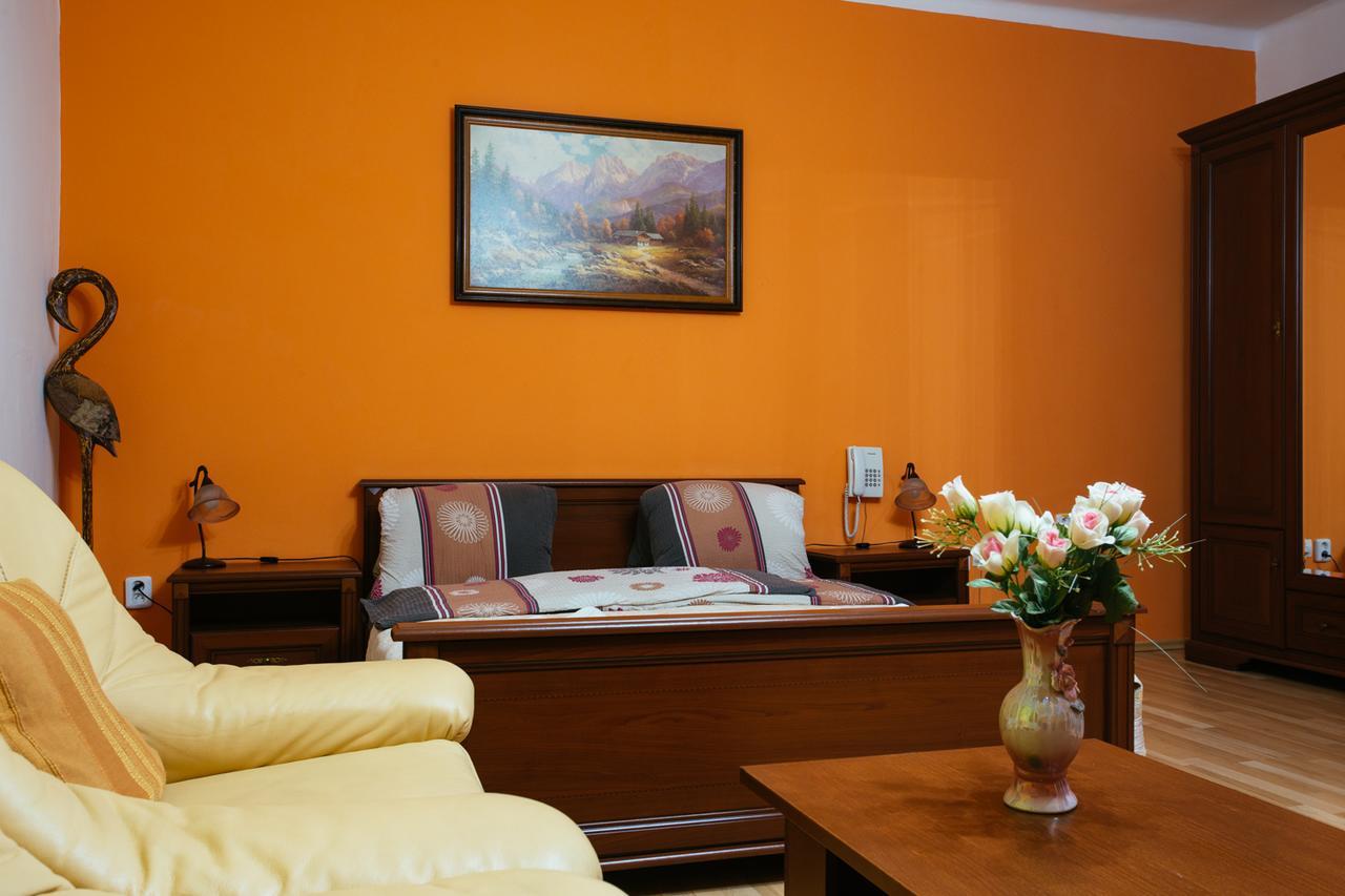 Hotel Centrál Šaľa Esterno foto