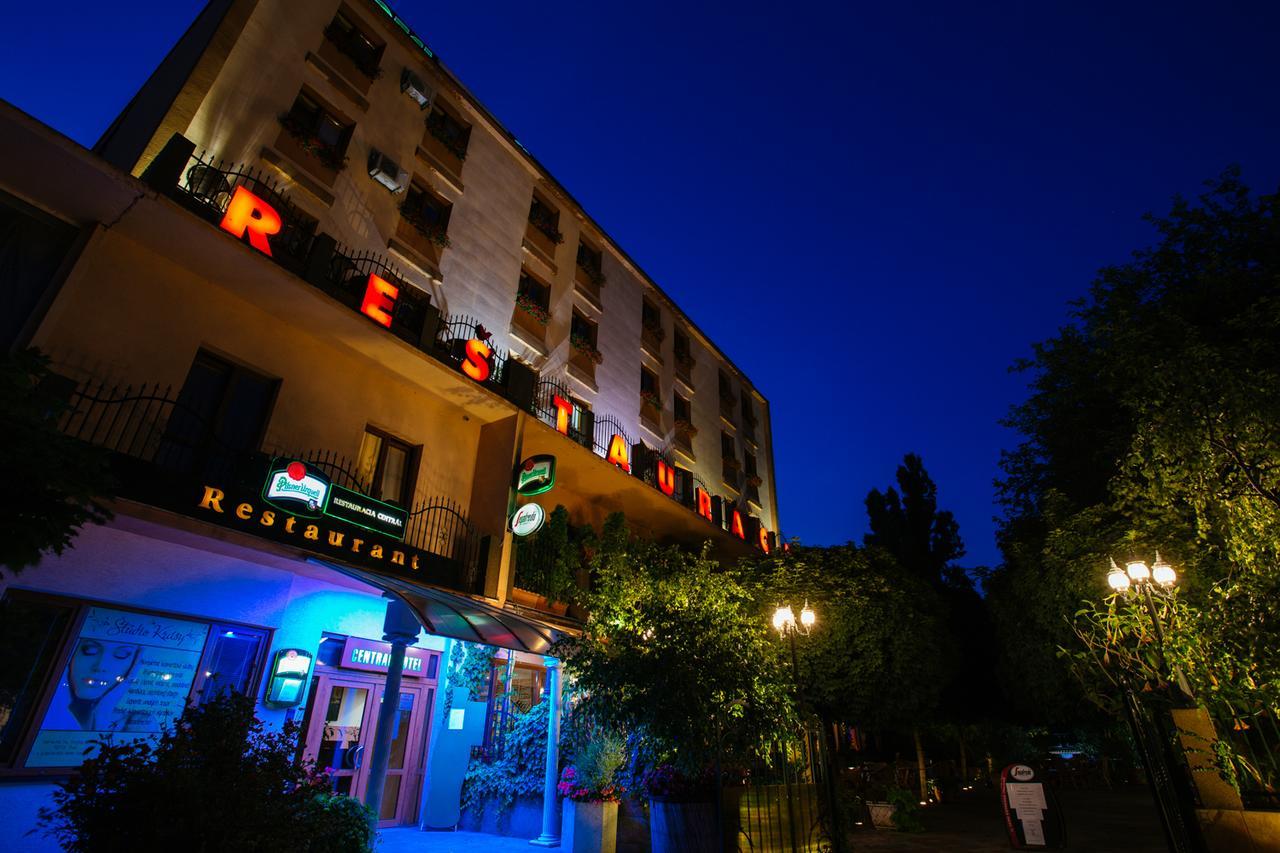 Hotel Centrál Šaľa Esterno foto