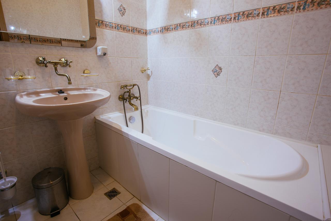 Hotel Centrál Šaľa Esterno foto