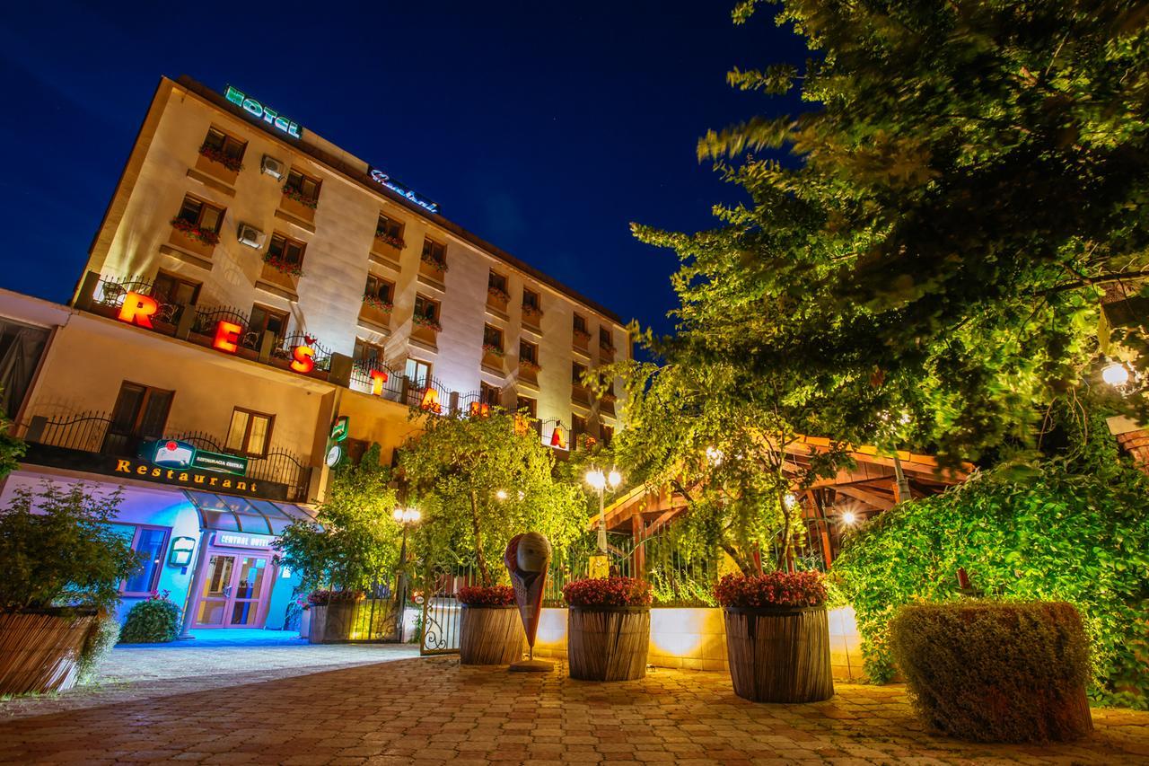 Hotel Centrál Šaľa Esterno foto