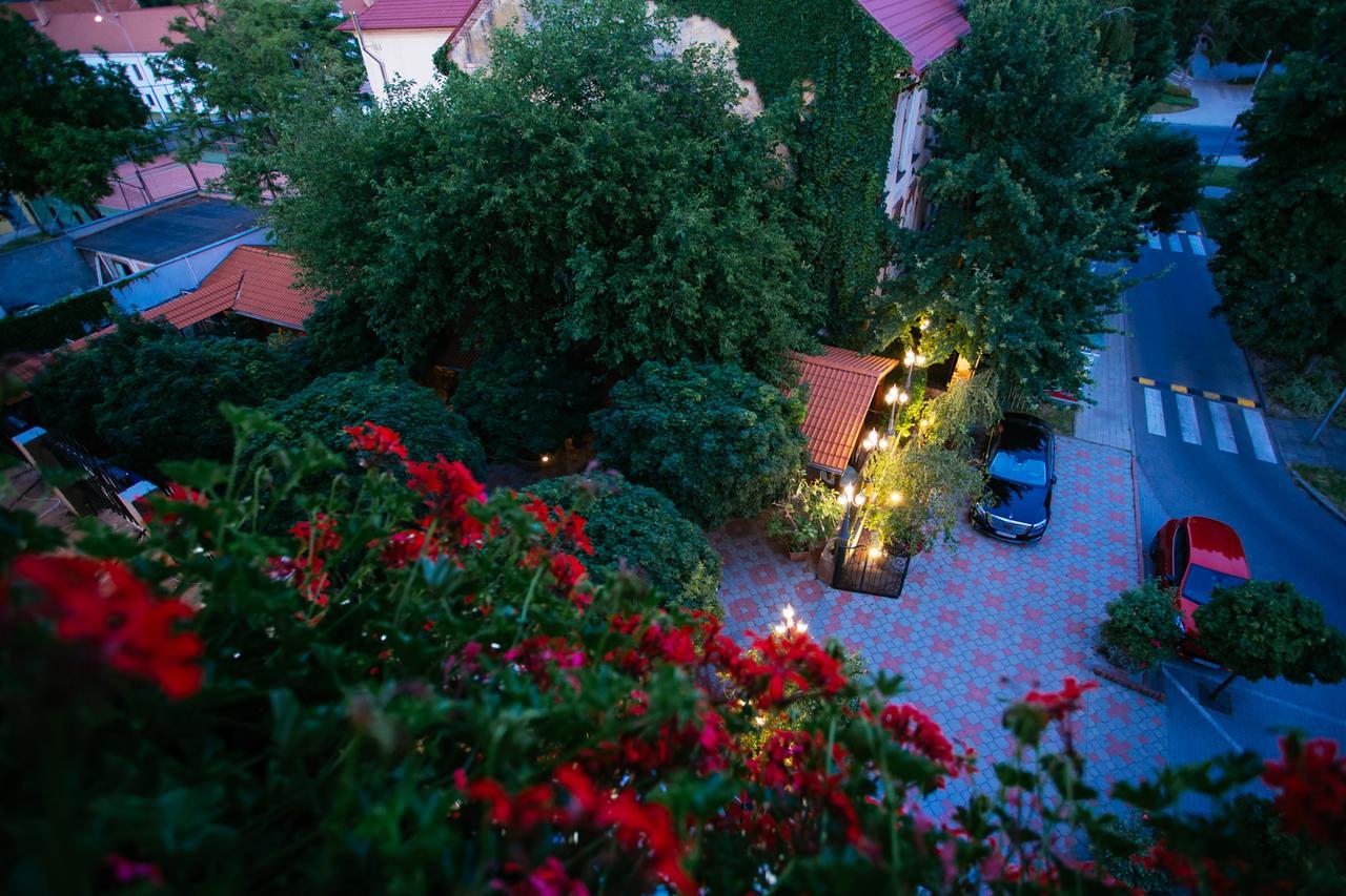 Hotel Centrál Šaľa Esterno foto