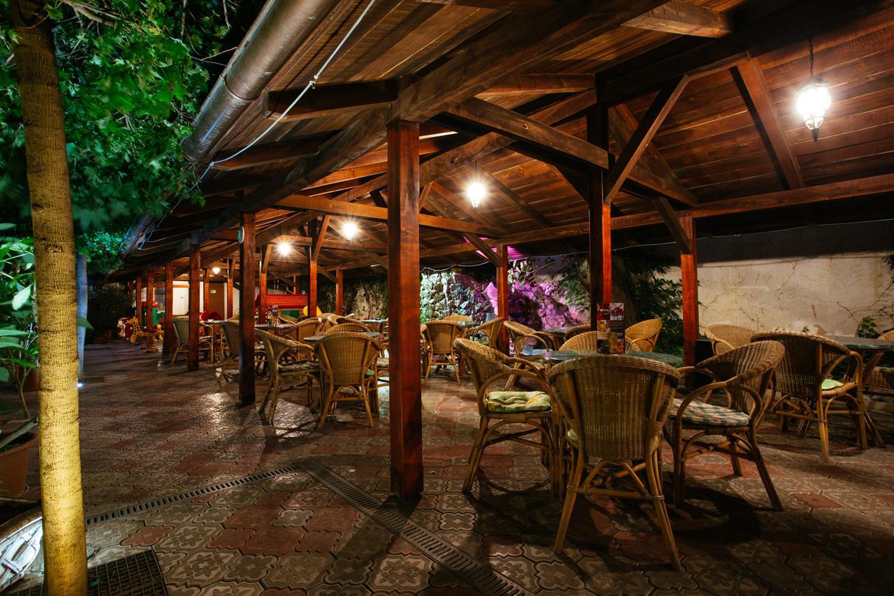 Hotel Centrál Šaľa Esterno foto